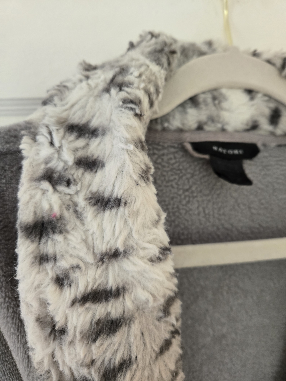 Natori Light Gray Plush Robe with Spotted Trim - Picture 6 of 12